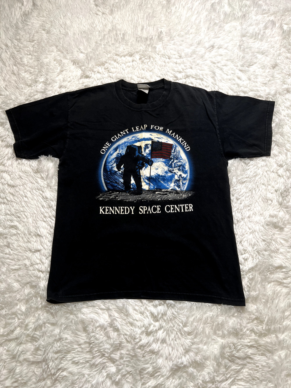 “Kennedy Space Center” Graphic T Shirt Size L